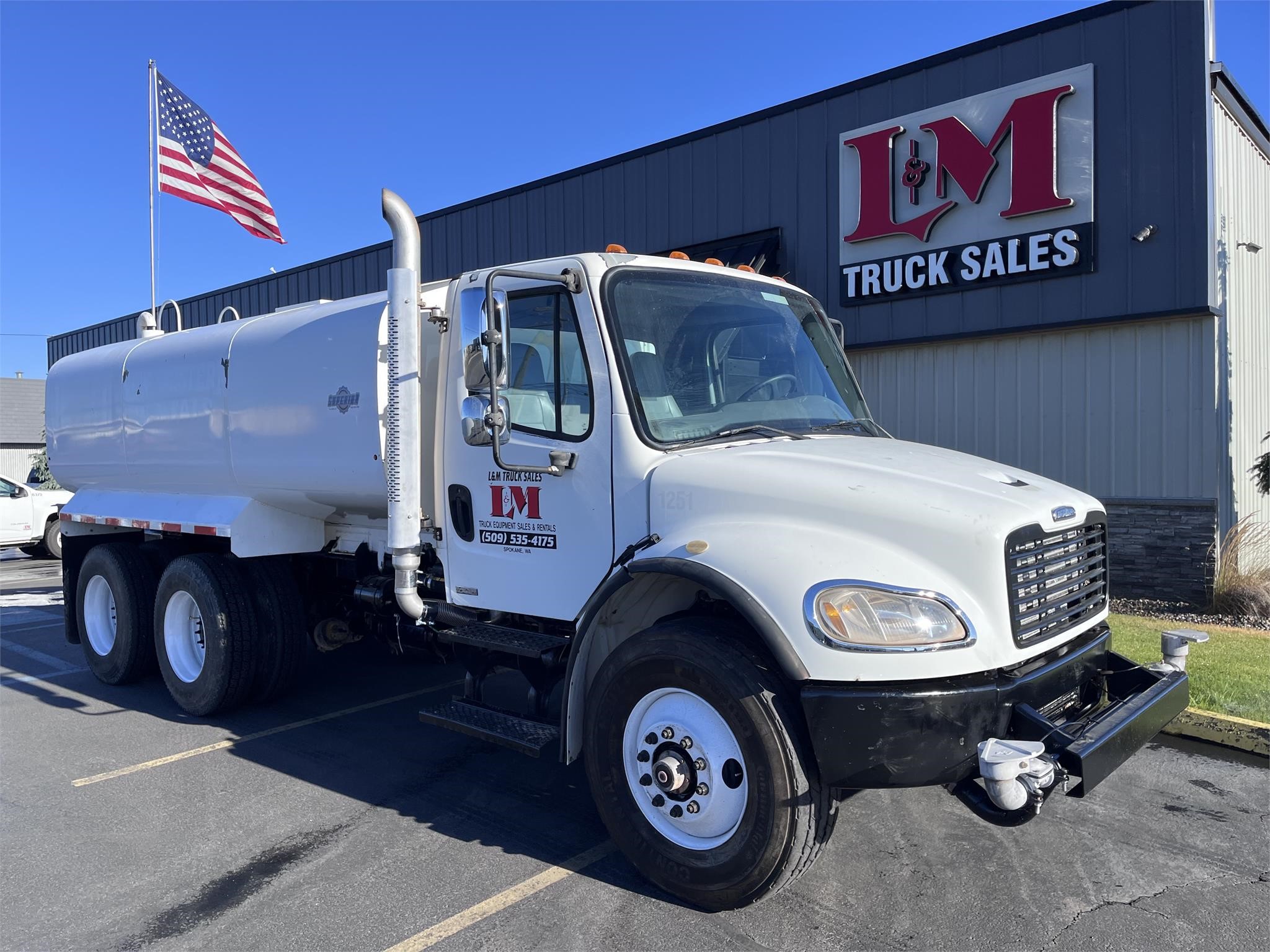 2005 FREIGHTLINER BUSINESS CLASS M2 106 - image 1 of 6