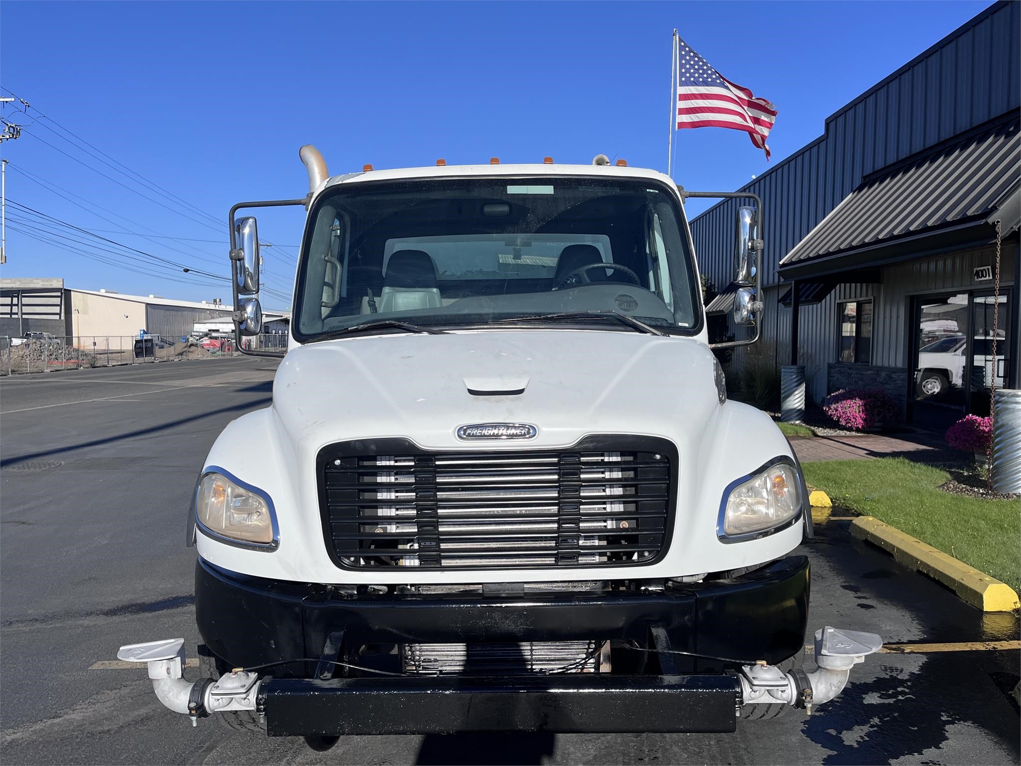 2005 FREIGHTLINER BUSINESS CLASS M2 106 - image 2 of 6