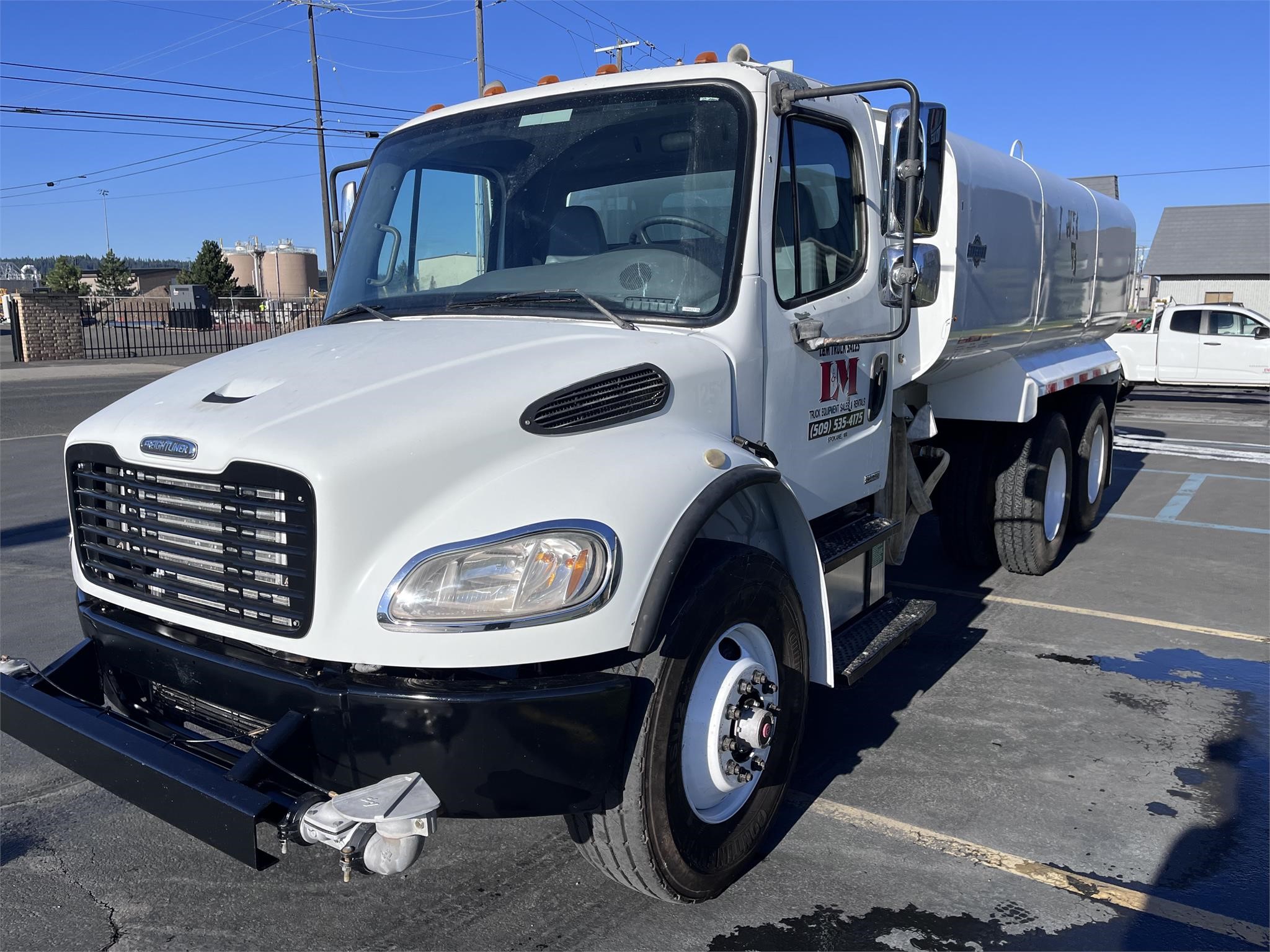 2005 FREIGHTLINER BUSINESS CLASS M2 106 - image 3 of 6