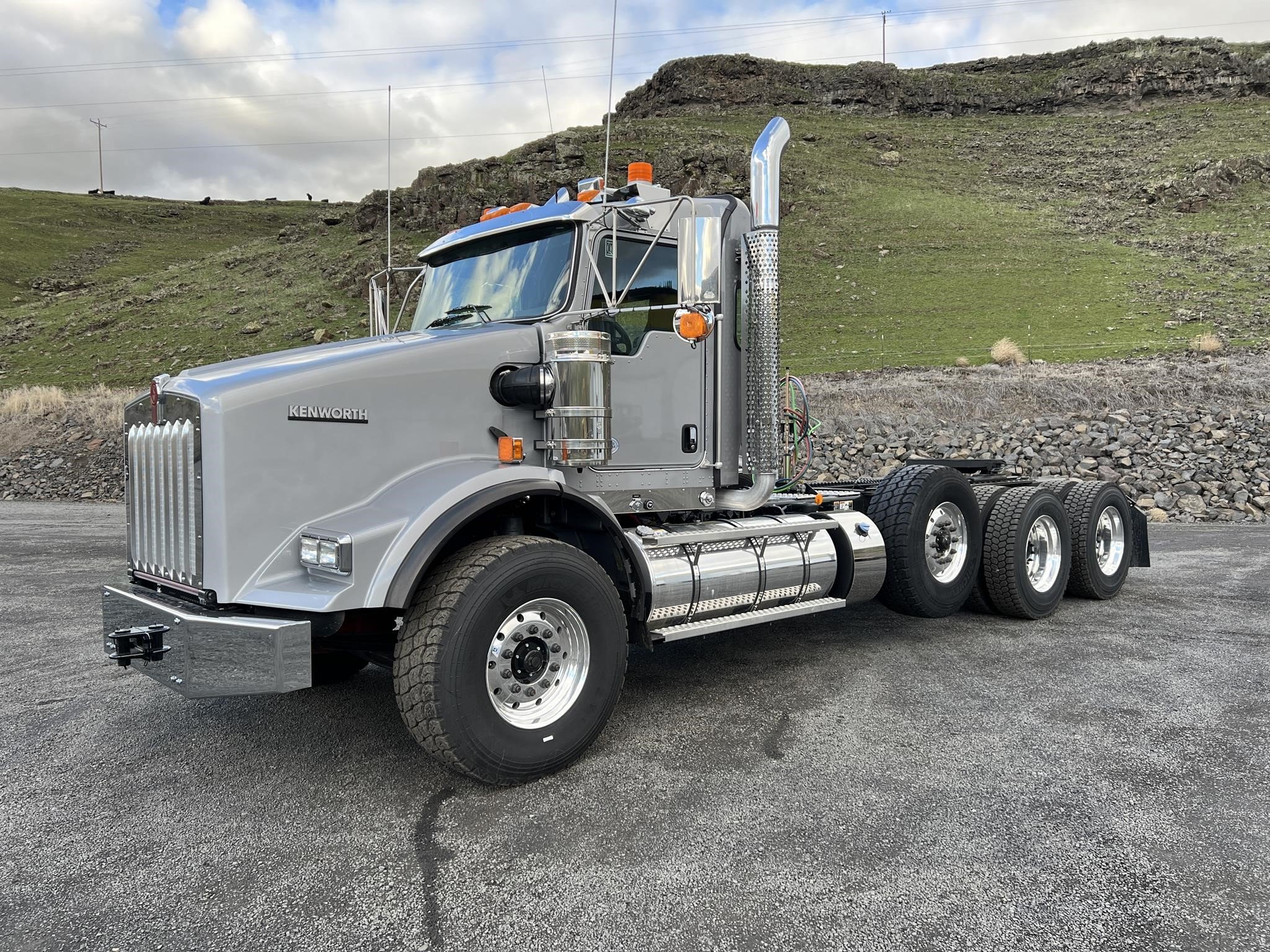 2025 KENWORTH T800 - image 1 of 6