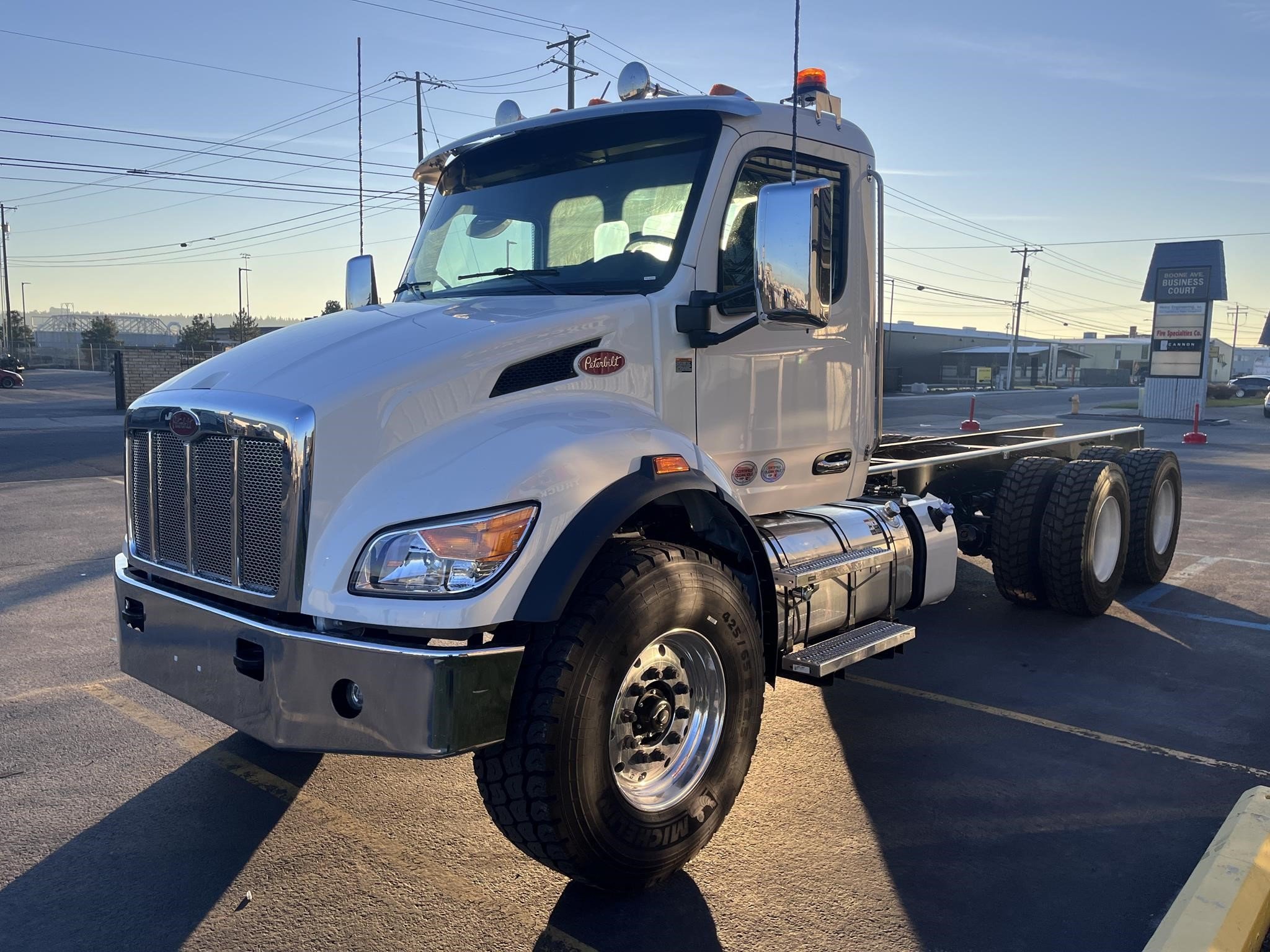 2025 PETERBILT 548 - image 4 of 6