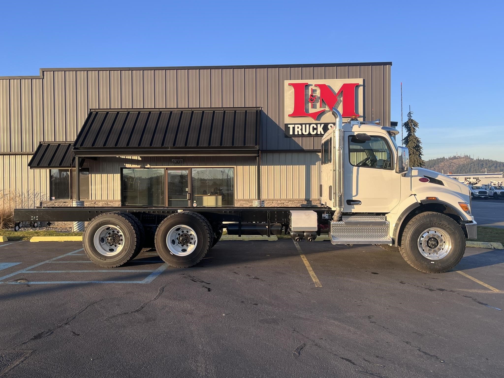 2025 PETERBILT 548 - image 2 of 6